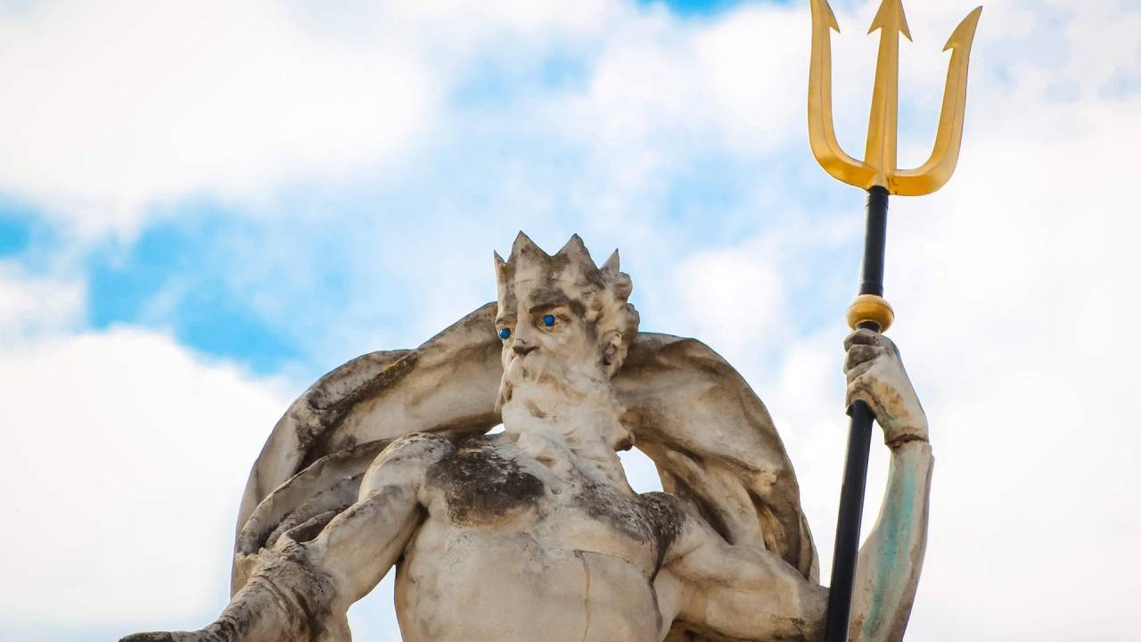 Estátua de Poseidon, deus dos mares na mitologia grega.