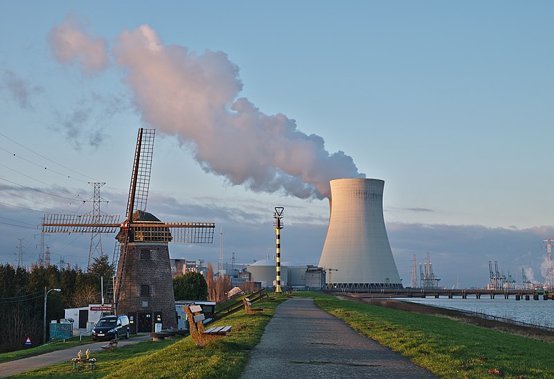 Alguns países com poucos recursos hídricos e petróleo utilizam as usinas nucleares como forma de produzir energia