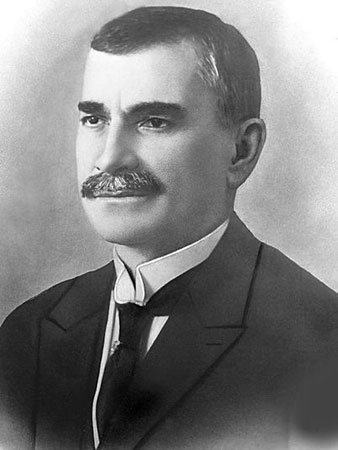 Foi o paulista Rodrigues Alves quem venceu a eleição, mas morreu antes de assumir a presidência, vítima da Gripe Espanhola. O vice mineiro Delfim Moreira assumiu até que fossem convocadas novas eleições, em 1919. Seu curto mandato (que ficou conhecido como regência republicana) sofreu com vários problemas sociais e um grande número de greves gerais.