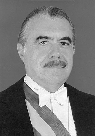 Em 1985, Tancredo Neves foi eleito o presidente, mas teve que ser internado na véspera da posse com problemas no aparelho digestivo. Com a sua morte, José Sarney se tornou o primeiro presidente civil após 21 anos de regime militar e revogou a legislação autoritária, restabelecendo a eleição direta para a Presidência. Uma nova Constituição foi promulgada em 1988. Para tentar conter a inflação, Sarney lançou o Plano Cruzado em 1986, congelando preços e salários. Mas, ao fim de seu mandato, ela ainda passava dos 80% ao mês.