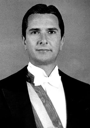Eleito nas primeiras votações diretas desde a ditadura, Collor é também o único presidente a sofrer processo de impeachment. Renuncia acusado de corrupção. Na economia, promoveu um drástico bloqueio dos saldos das contas bancárias e abriu o país para importações.