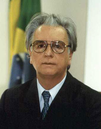 Em 1994, com Fernando Henrique no Ministério da Fazenda, ele anunciou o Plano Real, novo plano econômico que visava conter a inflação e instituía uma nova moeda: o real, com valor cambial fixado em estreita paridade com o dólar. Funcionou e isso abriu caminho para a eleição de FHC.