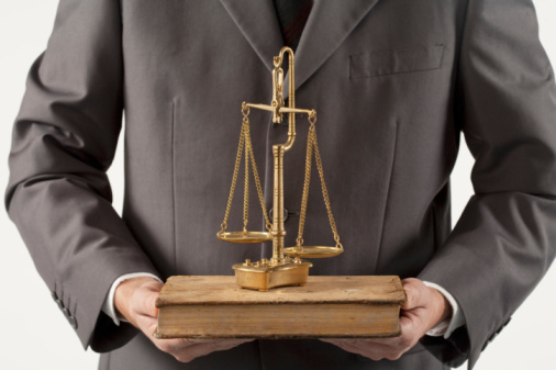 O Defensor Público defende pessoas que não podem pagar por um advogado particular, além de atuar como procurador municipal, estadual ou da união. O Defensor Público defende pessoas que não podem pagar por um advogado particular, além de atuar como procurador municipal, estadual ou da união.