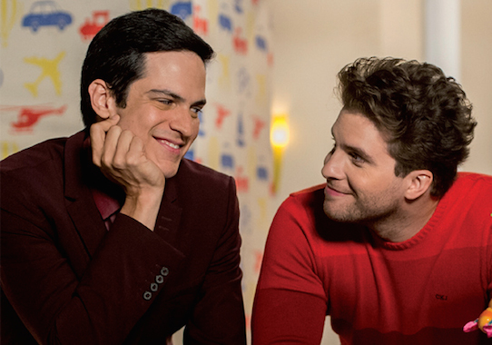 <strong>Amor à Vida (2013). </strong>O casal Niko (Thiago Fragoso) e Félix (Matheus Solano) protagonizaram o primeiro beijo gay a ir ao ar em uma novela da Globo. A cena causou expectativa entre os telespectadores e causou repercussão nas redes sociais. O casal ganhou a simpatia do público, mas foi rejeitado por setores mais conservadores da sociedade.