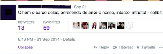 Tem como significado na presença de, em frente a. O correto seria o autor do tweet ter dito: Olha o barco deles, perecendo ante ao nosso. Além disso, o advérbio diante se escreve junto.