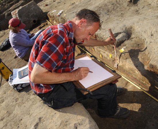 ARQUEOLOGIA - O arqueólogo explora e analisa materiais encontrados embaixo da terra para estudar a sociedade e as características que ajudaram a constituir as sociedades que conhecemos hoje. A carreira permite que o profissional viaje a vários sítios, em busca de novos objetos de estudo.