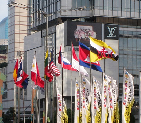 Os países do Sudeste Asiático também têm o seu bloco econômico. É a ASEAN, que engloba 12 nações. Dentre os membros, destacam-se Indonésia, Tailândia, Malásia e Cingapura. Ao todo o bloco tem cerca de 600 milhões de habitantes. (Foto: Wikimedia Commons) Os países do Sudeste Asiático também têm o seu bloco econômico. É a ASEAN, que engloba 12 nações. Dentre os membros, destacam-se Indonésia, Tailândia, Malásia e Cingapura. Ao todo o bloco tem cerca de 600 milhões de habitantes. (Foto: Wikimedia Commons)