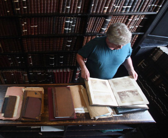 Um ambiente tranquilo e com acesso ilimitado aos livros faz com o bibliotecário esteja entre as profissões menos estressantes. No Brasil, para seguir esta profissão é preciso fazer a graduação de Biblioteconomia (Foto: Getty Images)