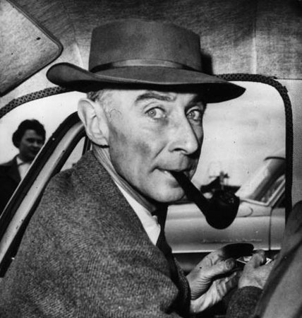 Na corrida para desenvolver a bomba atômica, na Segunda Guerra, os Estados Unidos gastaram 22 bilhões de dólares e empregaram quase 130 mil cientistas no projeto Manhattan. Mas o chefe do projeto, Robert Oppenheimer, foi falsamente denunciado como espião comunista pelo ex-companheiro Edward Teller e só continuou no mundo científico graças à intervenção de Albert Einstein.