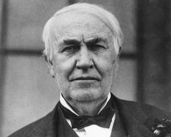 Thomas Edison (foto) não fazia a menor questão de cumprir promessas. Em 1884, ele disse que pagaria 50 mil dólares para o engenheiro croata Nikola Tesla resolver o problema da sincronização em motores. Tesla não só cumpriu sua parte do acordo como já havia engordado a coleção de patentes de Edison com outros 24 projetos. Mas, na hora de pagar, ele só falou: "Tesla, você não entende nosso humor americano". O inventor orgulhava-se de alcançar glória e fortuna com o trabalho alheio. Todo mundo rouba no comércio e na indústria. Eu mesmo já roubei muita coisa. Mas eu sei como roubar, afirmou certa vez, segundo o biógrafo Matthew Josephson. Assim é fácil entender como o cientista soma 1093 patentes de invenções nos Estados Unidos e mais 1239 em 34 países. Thomas Edison (foto) não fazia a menor questão de cumprir promessas. Em 1884, ele disse que pagaria 50 mil dólares para o engenheiro croata Nikola Tesla resolver o problema da sincronização em motores. Tesla não só cumpriu sua parte do acordo como já havia engordado a coleção de patentes de Edison com outros 24 projetos. Mas, na hora de pagar, ele só falou: "Tesla, você não entende nosso humor americano". O inventor orgulhava-se de alcançar glória e fortuna com o trabalho alheio. Todo mundo rouba no comércio e na indústria. Eu mesmo já roubei muita coisa. Mas eu sei como roubar, afirmou certa vez, segundo o biógrafo Matthew Josephson. Assim é fácil entender como o cientista soma 1093 patentes de invenções nos Estados Unidos e mais 1239 em 34 países.