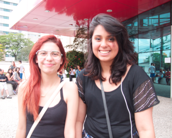 Bruna Dejean, 17, e Laura Moreira, 16, gostaram da prova: Foi fácil e interpretativa. Laura espera que a pontuação no exame seja útil para conseguir um financiamento.