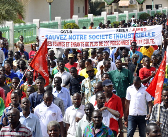 181ª posição - BURKINA FASSO - É o país com a pior taxa de alfabetização do mundo. Apenas 23,6% da população sabe ler. O atual presidente tomou o poder em 1987, com um golpe de Estado. 181ª posição - BURKINA FASSO - É o país com a pior taxa de alfabetização do mundo. Apenas 23,6% da população sabe ler. O atual presidente tomou o poder em 1987, com um golpe de Estado.