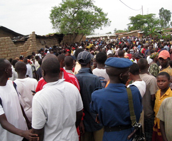 185ª posição - BURUNDI - O país é palco de inúmeros conflitos étnicos e disputas com Ruanda e Uganda. Além disso, a população sofre com a AIDS, com a falta de postos de trabalho e com a corrupção. 185ª posição - BURUNDI - O país é palco de inúmeros conflitos étnicos e disputas com Ruanda e Uganda. Além disso, a população sofre com a AIDS, com a falta de postos de trabalho e com a corrupção.