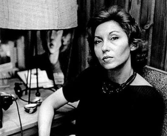 Antes de se tornar escritora, Lispector arriscou carreira no Direito, mas não concordava com algumas características da área. A autora de A Hora da Estrela também serviu como enfermeira voluntária na Segunda Guerra Mundial, na Itália. De origem húngara, a escritora morou em diversos países, sempre acompanhando seu marido, que era diplomata, mas não eram poucas as cartas que escrevia para os parentes que moravam no Brasil, dizendo que sentia saudades do país. Foto: Wikicommons Antes de se tornar escritora, Lispector arriscou carreira no Direito, mas não concordava com algumas características da área. A autora de A Hora da Estrela também serviu como enfermeira voluntária na Segunda Guerra Mundial, na Itália. De origem húngara, a escritora morou em diversos países, sempre acompanhando seu marido, que era diplomata, mas não eram poucas as cartas que escrevia para os parentes que moravam no Brasil, dizendo que sentia saudades do país. Foto: Wikicommons