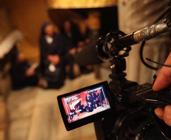 AUDIOVISUAL - É o curso de comunicação que enfoca a elaboração e a produção de audiovisuais artísticos, documentais, publicitários, institucionais ou jornalísticos para veiculação em diversas mídias, como cinema, internet, tv aberta e a cabo e circuitos fechados de programação. AUDIOVISUAL - É o curso de comunicação que enfoca a elaboração e a produção de audiovisuais artísticos, documentais, publicitários, institucionais ou jornalísticos para veiculação em diversas mídias, como cinema, internet, tv aberta e a cabo e circuitos fechados de programação.