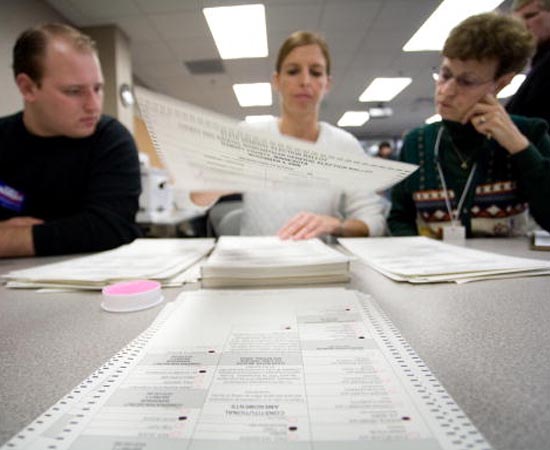 Ciências Matemáticas e da Terra - Esse bacharel é um profissional generalista. Com forte formação em matemática, física e ciências da natureza, ele tem possibilidade de atuar tanto no mercado financeiro como em outras áreas em que análises matemáticas sejam importantes - metrologia e patente, por exemplo. Ciências Matemáticas e da Terra - Esse bacharel é um profissional generalista. Com forte formação em matemática, física e ciências da natureza, ele tem possibilidade de atuar tanto no mercado financeiro como em outras áreas em que análises matemáticas sejam importantes - metrologia e patente, por exemplo.