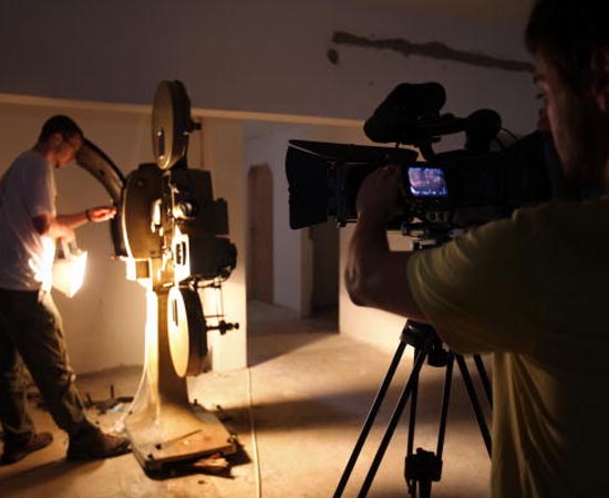 CINEMA E VÍDEO - O cineasta produz filmes e vídeos de curta ou longa-metragem, sejam eles autorais, publicitários ou institucionais, sejam documentários ou de treinamento. Pode desenvolver roteiros e cuidar da iluminação, fotografia, edição ou sonorização, além da direção. CINEMA E VÍDEO - O cineasta produz filmes e vídeos de curta ou longa-metragem, sejam eles autorais, publicitários ou institucionais, sejam documentários ou de treinamento. Pode desenvolver roteiros e cuidar da iluminação, fotografia, edição ou sonorização, além da direção.