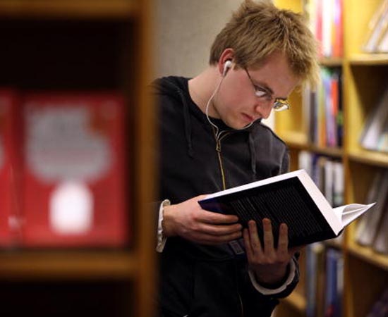 ESTUDOS LITERÁRIOS - É a área científica que cuida da crítica, da reflexão e da pesquisa dos vários gêneros literários.