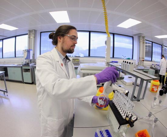 Química - É a ciência que estuda a matéria, sua composição e suas propriedades, transformações e combinações. Química - É a ciência que estuda a matéria, sua composição e suas propriedades, transformações e combinações.