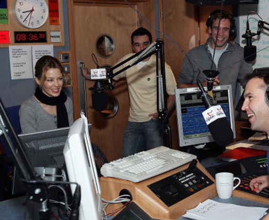 RÁDIO E TV - São as atividades ligadas à criação, à produção, à edição e à direção de programas de rádio e TV. RÁDIO E TV - São as atividades ligadas à criação, à produção, à edição e à direção de programas de rádio e TV.