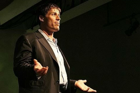 Um dos palestrantes motivacionais mais famosos do mundo, Tony Robbins já deu seminários para auditórios com 10 mil pessoas. Nesta palestra, que teve o próprio Al Gore como espectador, ele discute sobre o que nos motiva - algo que ele chama de a força invisível. O vídeo já soma 16 milhões de reproduções. (Imagem: Reprodução/Youtube)