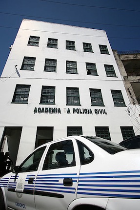 O Delegado de Polícia elabora inquéritos policiais, chefiar investigações e emite documentos públicos O Delegado de Polícia elabora inquéritos policiais, chefiar investigações e emite documentos públicos