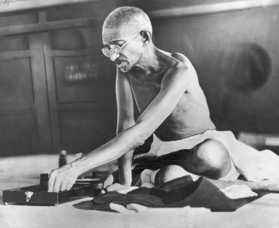 DESCOLONIZAÇÃO AFRO-ASIÁTICA - Estude sobre Mahatma Gandhi, a guerra da Argélia, a guerra da República Democrática do Congo e a guerra de Angola.