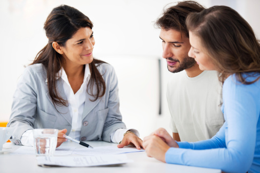 Quem lida com Direito Civil representas os interesses individuais referentes a bens e propriedades, questões familiares, como divórcio e heranças. Pode especializar-se em: direito das pessoas, dos bens, dos fatos jurídicos, de família, das coisas, das obrigações e das sucessões. Quem lida com Direito Civil representas os interesses individuais referentes a bens e propriedades, questões familiares, como divórcio e heranças. Pode especializar-se em: direito das pessoas, dos bens, dos fatos jurídicos, de família, das coisas, das obrigações e das sucessões.