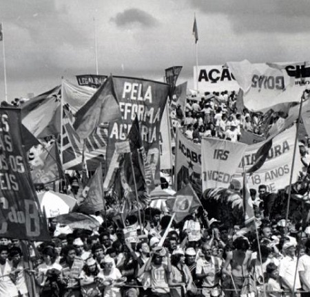 Entre 1983 e 1984 o Brasil viu um dos maiores movimentos civis da história: as Diretas já, que pediam a volta das eleições diretas presidenciais. Apesar do desejo de milhões, a ditadura só acabou mesmo pela eleição indireta de Tancredo Neves. Foto: Wikimedia Commons Entre 1983 e 1984 o Brasil viu um dos maiores movimentos civis da história: as Diretas já, que pediam a volta das eleições diretas presidenciais. Apesar do desejo de milhões, a ditadura só acabou mesmo pela eleição indireta de Tancredo Neves. Foto: Wikimedia Commons