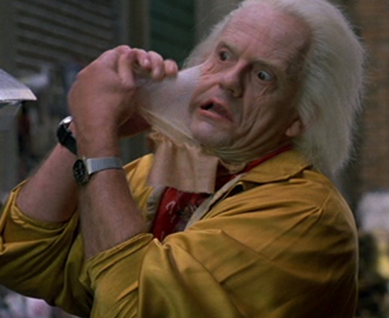 Doc Emmett Brown é muito mais do que um físico; é um cientista completo. Na saga ‘DE VOLTA PARA O FUTURO’, ele é o responsável pela invenção do capacitor de fluxo, um dispositivo que faz um carro se transformar em uma verdadeira máquina do tempo.