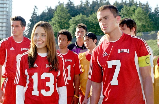 No filme, Viola se faz passar pelo irmão gêmeo, Sebastian, para conseguir jogar futebol no time masculino. Na história original, Noite de Reis, de William Shakespeare, a moça se separa do irmão durante um naufrágio e se finge de homem para conseguir ajuda. No filme, Viola se faz passar pelo irmão gêmeo, Sebastian, para conseguir jogar futebol no time masculino. Na história original, Noite de Reis, de William Shakespeare, a moça se separa do irmão durante um naufrágio e se finge de homem para conseguir ajuda.