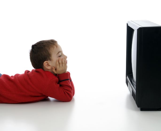 Já a prova de redação do Enem de 2014 teve como tema "Publicidade infantil em questão no Brasil". A escolha <a href="https://preprod.guiadoestudante.abril.com.br/enem/tema-de-redacao-sobre-publicidade-infantil-no-enem-surpreende-os-estudantes/" target="_blank" rel="noopener">causou surpresa</a> em alguns estudantes que conversaram com a gente na saída da prova. O Guia publicou algumas análises de redações enviadas por leitores. Uma delas pode ser conferida <a href="https://preprod.guiadoestudante.abril.com.br/blog/redacao-para-o-enem-e-vestibular/analise-de-redacao-publicidade-infantil-enem-2014/" target="_blank" rel="noopener">aqui</a>. Professores também <a href="https://preprod.guiadoestudante.abril.com.br/enem/enem-2014-correcao-redacao-publicidade-infantil-em-questao-no-brasil/" target="_blank" rel="noopener">comentaram a prova</a>. Já a prova de redação do Enem de 2014 teve como tema "Publicidade infantil em questão no Brasil". A escolha <a href="https://preprod.guiadoestudante.abril.com.br/enem/tema-de-redacao-sobre-publicidade-infantil-no-enem-surpreende-os-estudantes/" target="_blank" rel="noopener">causou surpresa</a> em alguns estudantes que conversaram com a gente na saída da prova. O Guia publicou algumas análises de redações enviadas por leitores. Uma delas pode ser conferida <a href="https://preprod.guiadoestudante.abril.com.br/blog/redacao-para-o-enem-e-vestibular/analise-de-redacao-publicidade-infantil-enem-2014/" target="_blank" rel="noopener">aqui</a>. Professores também <a href="https://preprod.guiadoestudante.abril.com.br/enem/enem-2014-correcao-redacao-publicidade-infantil-em-questao-no-brasil/" target="_blank" rel="noopener">comentaram a prova</a>.