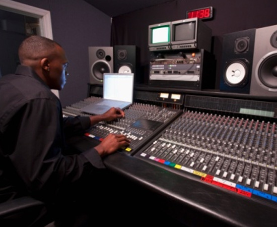 Engenharia Acústica - É o conjunto de conhecimentos usado para desenvolver novos sistemas eletro acústicos e para determinar a intensidade de ruídos e vibrações. Engenharia Acústica - É o conjunto de conhecimentos usado para desenvolver novos sistemas eletro acústicos e para determinar a intensidade de ruídos e vibrações.