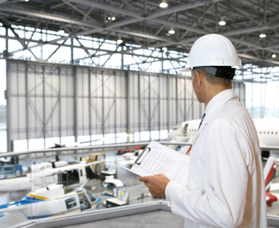 Engenharia Aeronáutica - Área que se ocupa do projeto e da manutenção de aeronaves e do gerenciamento de atividades aeroespaciais. Engenharia Aeronáutica - Área que se ocupa do projeto e da manutenção de aeronaves e do gerenciamento de atividades aeroespaciais.