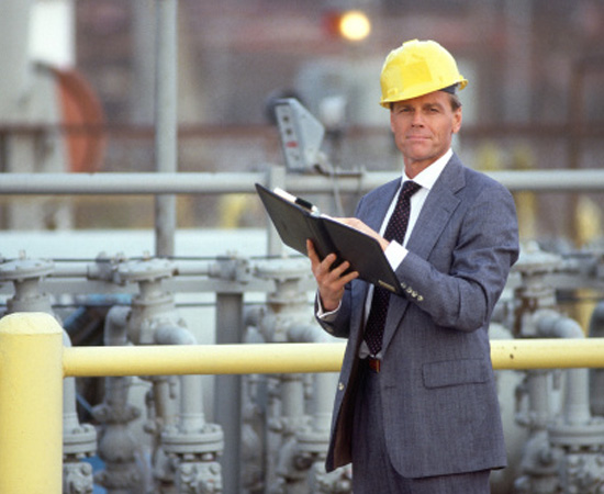 Engenharia de Controle e Automação - O engenheiro de controle e automação projeta e opera equipamentos utilizados nos processos automatizados de indústrias em geral, além de fazer sua manutenção.