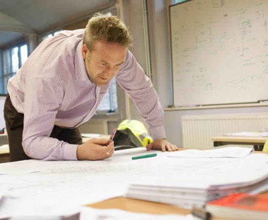 Engenharia Física - É a aplicação de conhecimentos da Física na pesquisa e no desenvolvimento de materiais e tecnologias. Engenharia Física - É a aplicação de conhecimentos da Física na pesquisa e no desenvolvimento de materiais e tecnologias.