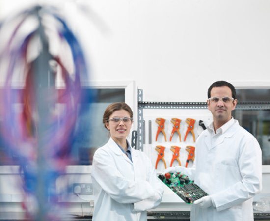 Engenharia de Materiais - É o ramo da engenharia voltado para a pesquisa de materiais e de novos usos industriais para os materiais já existentes. Esse engenheiro pesquisa e cria materiais, como resinas, plásticos, cerâmicas e ligas metálicas. Engenharia de Materiais - É o ramo da engenharia voltado para a pesquisa de materiais e de novos usos industriais para os materiais já existentes. Esse engenheiro pesquisa e cria materiais, como resinas, plásticos, cerâmicas e ligas metálicas.