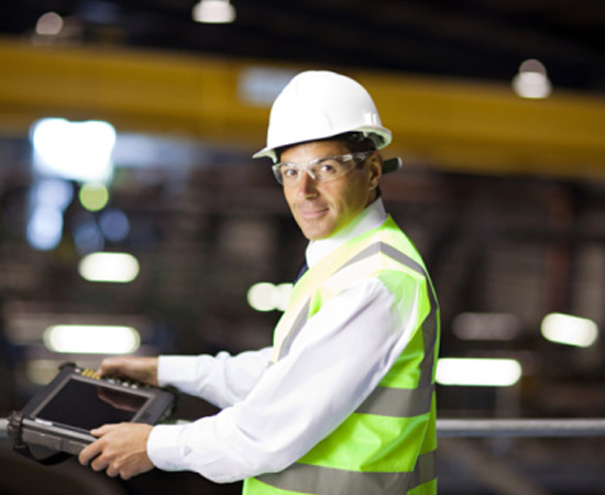 Engenharia de Produção - É o ramo da engenharia que gerencia os recursos humanos, financeiros e materiais para aumentar a produtividade de uma empresa. O engenheiro de produção é peça fundamental em indústrias e empresas de quase todos os setores Engenharia de Produção - É o ramo da engenharia que gerencia os recursos humanos, financeiros e materiais para aumentar a produtividade de uma empresa. O engenheiro de produção é peça fundamental em indústrias e empresas de quase todos os setores