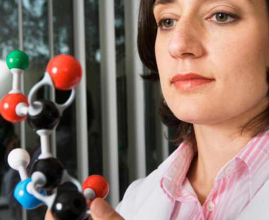 Engenharia Química - É a área da engenharia voltada para o desenvolvimento de processos industriais que empregam transformações físico-químicas. Engenharia Química - É a área da engenharia voltada para o desenvolvimento de processos industriais que empregam transformações físico-químicas.