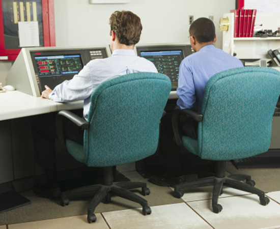 Engenharia de Telecomunicações - É o segmento da engenharia que se ocupa do projeto, da operação e da manutenção de equipamentos e sistemas de telecomunicações. Engenharia de Telecomunicações - É o segmento da engenharia que se ocupa do projeto, da operação e da manutenção de equipamentos e sistemas de telecomunicações.