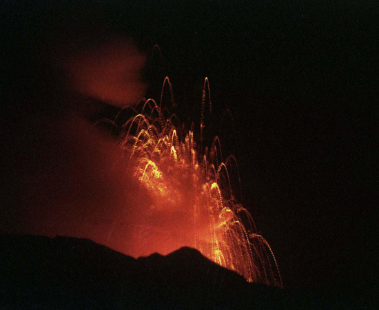 PROTEROZOICA - Estima-se que essa era geológica teve início a cerca de 2,5 bilhões de anos atrás e findou-se há 550 milhões de anos. Durante esse período ocorreu intensa atividade vulcânica, promovendo o deslocamento do magma do interior da Terra para a superfície, que deu origem aos grandes depósitos de minerais metálicos, como, por exemplo, ferro, manganês, ouro, etc. Durante o Proterozoico ocorreu grande acúmulo de oxigênio na atmosfera. Também foi aí que surgiram as primeiras formas de vida unicelulares avançadas. PROTEROZOICA - Estima-se que essa era geológica teve início a cerca de 2,5 bilhões de anos atrás e findou-se há 550 milhões de anos. Durante esse período ocorreu intensa atividade vulcânica, promovendo o deslocamento do magma do interior da Terra para a superfície, que deu origem aos grandes depósitos de minerais metálicos, como, por exemplo, ferro, manganês, ouro, etc. Durante o Proterozoico ocorreu grande acúmulo de oxigênio na atmosfera. Também foi aí que surgiram as primeiras formas de vida unicelulares avançadas.