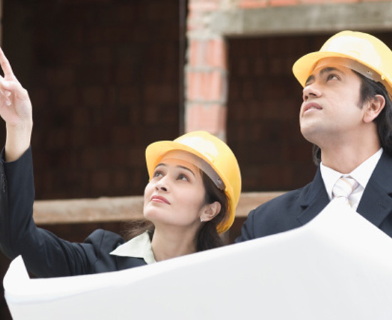 É o ramo da engenharia que projeta, gerencia e executa obras como casas, edifícios, pontes, viadutos, estradas, barragens, canais e portos. Foto: Getty Images