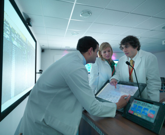 É o ramo da engenharia que gerencia os recursos humanos, financeiros e materiais para aumentar a produtividade de uma empresa. <br><br>Foto: Getty Images