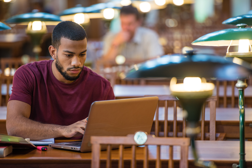 estudante-notebook-biblioteca.jpg