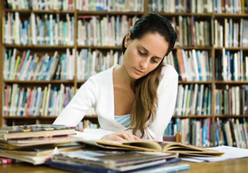 Veja dicas de quem passou no vestibular estudando sozinho