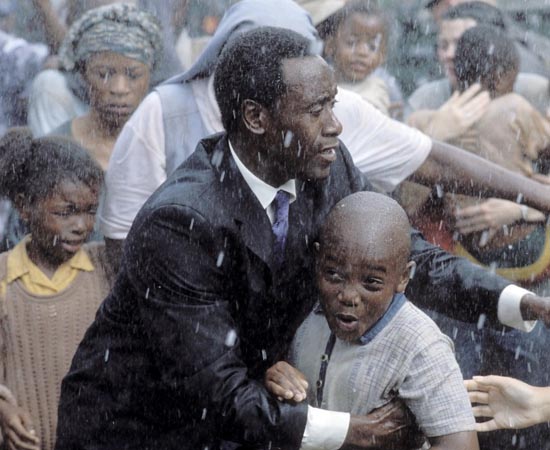 Hotel Ruanda (2004) - Em 1994 um conflito político em Ruanda levou à morte de quase um milhão de pessoas em apenas cem dias. Sem apoio dos demais países, os ruandenses tiveram que buscar saídas em seu próprio cotidiano para sobreviver. Uma delas foi oferecida por Paul Rusesabagina, que era gerente do hotel Milles Collines, localizado na capital do país. Contando apenas com sua coragem, Paul abrigou no hotel mais de 1200 pessoas durante o conflito. Hotel Ruanda (2004) - Em 1994 um conflito político em Ruanda levou à morte de quase um milhão de pessoas em apenas cem dias. Sem apoio dos demais países, os ruandenses tiveram que buscar saídas em seu próprio cotidiano para sobreviver. Uma delas foi oferecida por Paul Rusesabagina, que era gerente do hotel Milles Collines, localizado na capital do país. Contando apenas com sua coragem, Paul abrigou no hotel mais de 1200 pessoas durante o conflito.