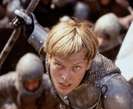 Joana dArc de Luc Besson (1999) - Conta a história de uma jovem que inspira e lidera seus conterrâneos até sua execução aos 19 anos. Criada em uma família religiosa, Joana testemunha o estupro e morte da irmã pelas mãos de um exército invasor. Anos depois, com a guerra ainda em curso, Joana vai até seu rei levando uma mensagem que ela atribuiu a Deus: dar-lhe um exército e, em nome de Deus, ela reclamará seu reino de volta. Joana dArc de Luc Besson (1999) - Conta a história de uma jovem que inspira e lidera seus conterrâneos até sua execução aos 19 anos. Criada em uma família religiosa, Joana testemunha o estupro e morte da irmã pelas mãos de um exército invasor. Anos depois, com a guerra ainda em curso, Joana vai até seu rei levando uma mensagem que ela atribuiu a Deus: dar-lhe um exército e, em nome de Deus, ela reclamará seu reino de volta.