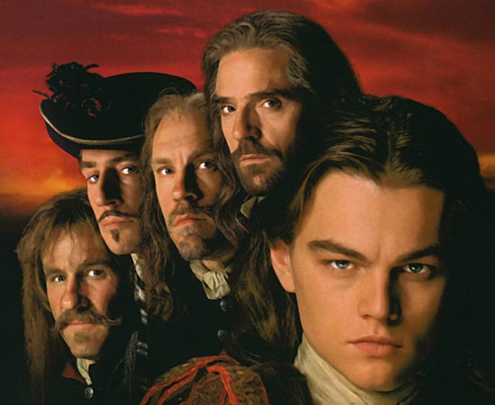 O Homem da Máscara de Ferro (1998) - No século 17, o cruel Luís XIV manda clandestinamente para a masmorra o irmão gêmeo que ninguém sabe existir, para tomar o poder. Mas o mosqueteiro Aramis descobre o segredo e convence seus companheiros a salvar o prisioneiro. O Homem da Máscara de Ferro (1998) - No século 17, o cruel Luís XIV manda clandestinamente para a masmorra o irmão gêmeo que ninguém sabe existir, para tomar o poder. Mas o mosqueteiro Aramis descobre o segredo e convence seus companheiros a salvar o prisioneiro.