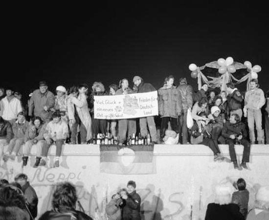 FIM DA GUERRA FRIA E COLAPSO DA URSS - Estude sobre a perestroika, a agitação política na Europa, a queda do muro de Berlim e o desmoronamento soviético. FIM DA GUERRA FRIA E COLAPSO DA URSS - Estude sobre a perestroika, a agitação política na Europa, a queda do muro de Berlim e o desmoronamento soviético.