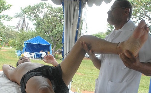 O fisioterapeuta cuida do tratamento e prevenção de doenças e lesões dos atletas. Por isso, é um profissional importantíssimo para o futebol (e outros esportes). (Foto: Creative Commons) O fisioterapeuta cuida do tratamento e prevenção de doenças e lesões dos atletas. Por isso, é um profissional importantíssimo para o futebol (e outros esportes). (Foto: Creative Commons)